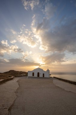 Deniz kenarındaki küçük Yunan kilisesi, gün doğumu veya gün batımı. Zakyntos adasından manzara fotoğrafı. Deniz manzarası güzelmiş.