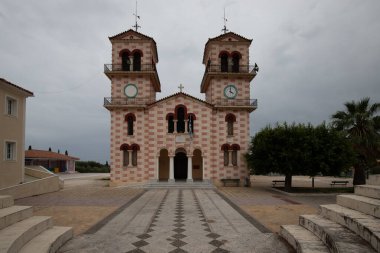 Yunanistan 'ın Akdeniz mimari tarzında tipik bir Yunan kilisesi. Katastari, Zakynthos 'taki Katastari St. Theodore' da gün batımı, İyon Adaları, Yunanistan, İyon Adaları, Yunanistan