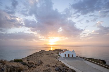 Deniz kenarındaki küçük Yunan kilisesi, gün doğumu veya gün batımı. Zakyntos adasından manzara fotoğrafı. Deniz manzarası güzelmiş.