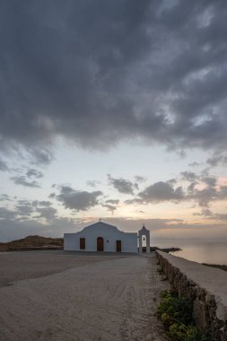 Deniz kenarındaki küçük Yunan kilisesi, gün doğumu veya gün batımı. Zakyntos adasından manzara fotoğrafı. Deniz manzarası güzelmiş.