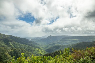 Orman manzaralı harika bir bakış açısı. Gorges Viewpoint, Black River Gorges Ulusal Parkı, Mauritius 'ta gözün görebildiği kadar tropikal bitki örtüsü.