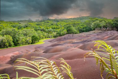 Dünyaca ünlü bir yer, parkın ortasında doğal bir mucize. Gün batımında yağmur altında manzara. Yedi Renkli Dünya, Kara Nehir Vadisi Ulusal Parkı, Mauritius