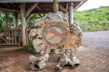 Dünyaca ünlü bir yer, parkın ortasında doğal bir mucize. Gün batımında yağmur altında manzara. Yedi Renkli Dünya, Kara Nehir Vadisi Ulusal Parkı, Mauritius