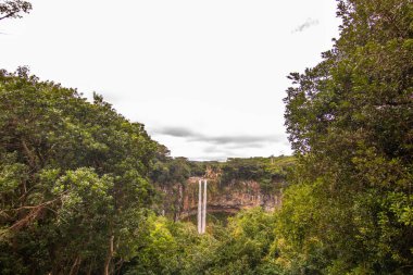 Şelale 80 metre yüksekliğinde ve bir vadiye düşüyor. Mauritius 'taki Black River Ulusal Parkı' ndaki Chamarel çifte şelalesinin tropikal doğa ve manzarası.