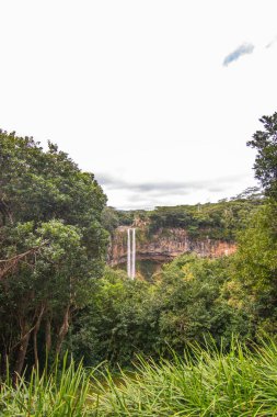 Şelale 80 metre yüksekliğinde ve bir vadiye düşüyor. Mauritius 'taki Black River Ulusal Parkı' ndaki Chamarel çifte şelalesinin tropikal doğa ve manzarası.