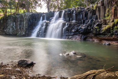 Şelale, bazal taşların üzerinden havuza dökülen 10 metre yüksekliğindeki bir şelaledir. Rochester Şelalesi, Mauritius 'ta tropikal doğa ve manzara