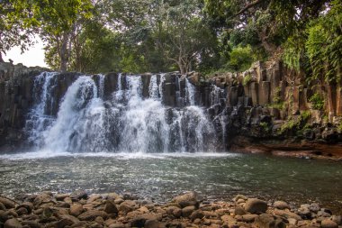 Şelale, bazal taşların üzerinden havuza dökülen 10 metre yüksekliğindeki bir şelaledir. Rochester Şelalesi, Mauritius 'ta tropikal doğa ve manzara