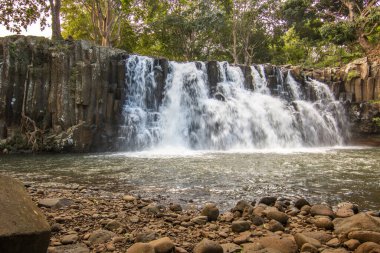 Şelale, bazal taşların üzerinden havuza dökülen 10 metre yüksekliğindeki bir şelaledir. Rochester Şelalesi, Mauritius 'ta tropikal doğa ve manzara