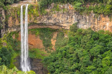 Şelale 80 metre yüksekliğinde ve bir vadiye düşüyor. Mauritius 'taki Black River Ulusal Parkı' ndaki Chamarel çifte şelalesinin tropikal doğa ve manzarası.