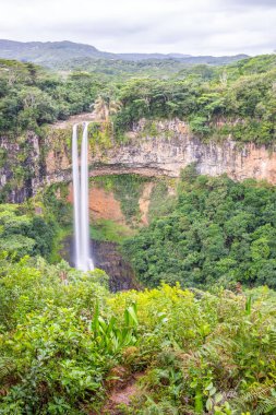 Şelale 80 metre yüksekliğinde ve bir vadiye düşüyor. Mauritius 'taki Black River Ulusal Parkı' ndaki Chamarel çifte şelalesinin tropikal doğa ve manzarası.