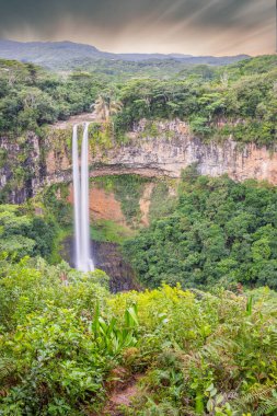 Şelale 80 metre yüksekliğinde ve bir vadiye düşüyor. Mauritius 'taki Black River Ulusal Parkı' ndaki Chamarel çifte şelalesinin tropikal doğa ve manzarası.
