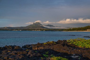 Gündüzleri güzel bir sahil. Lav taşları, beyaz kumlu plajlarla yer değiştiriyor. Hint Okyanusu 'ndaki bir adanın kıyı manzarası, birden bire, Trou dEau Douce, Mauritius, Afrika