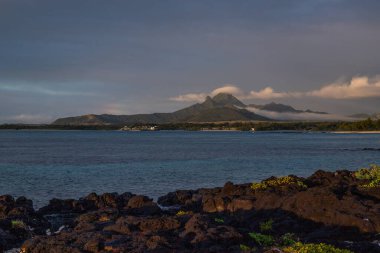 Gündüzleri güzel bir sahil. Lav taşları, beyaz kumlu plajlarla yer değiştiriyor. Hint Okyanusu 'ndaki bir adanın kıyı manzarası, birden bire, Trou dEau Douce, Mauritius, Afrika