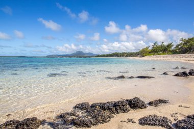 Rüya adasında gün doğumu. Turkuaz suyla parlayan beyaz kumlu sahilde tatil. Hint Okyanusu 'nda bir ada, beklenmedik bir plaj, Trou dEau Douce, Mauritius, Afrika