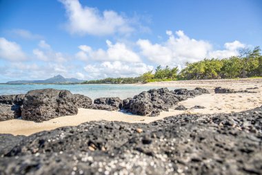 Rüya adasında gün doğumu. Turkuaz suyla parlayan beyaz kumlu sahilde tatil. Hint Okyanusu 'nda bir ada, beklenmedik bir plaj, Trou dEau Douce, Mauritius, Afrika