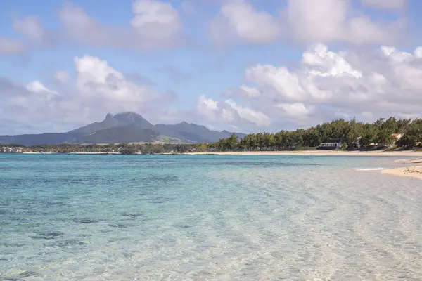 Rüya adasında gün doğumu. Turkuaz suyla parlayan beyaz kumlu sahilde tatil. Hint Okyanusu 'nda bir ada, beklenmedik bir plaj, Trou dEau Douce, Mauritius, Afrika