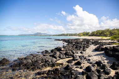 Gündüzleri güzel bir sahil. Lav taşları, beyaz kumlu plajlarla yer değiştiriyor. Hint Okyanusu 'ndaki bir adanın kıyı manzarası, birden bire, Trou dEau Douce, Mauritius, Afrika