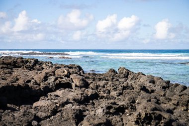 Gündüzleri güzel bir sahil. Lav taşları, beyaz kumlu plajlarla yer değiştiriyor. Hint Okyanusu 'ndaki bir adanın kıyı manzarası, birden bire, Trou dEau Douce, Mauritius, Afrika