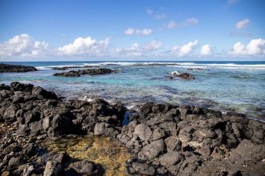 Gündüzleri güzel bir sahil. Lav taşları, beyaz kumlu plajlarla yer değiştiriyor. Hint Okyanusu 'ndaki bir adanın kıyı manzarası, birden bire, Trou dEau Douce, Mauritius, Afrika