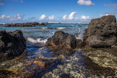 Gündüzleri güzel bir sahil. Lav taşları, beyaz kumlu plajlarla yer değiştiriyor. Hint Okyanusu 'ndaki bir adanın kıyı manzarası, birden bire, Trou dEau Douce, Mauritius, Afrika
