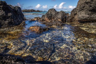 Gündüzleri güzel bir sahil. Lav taşları, beyaz kumlu plajlarla yer değiştiriyor. Hint Okyanusu 'ndaki bir adanın kıyı manzarası, birden bire, Trou dEau Douce, Mauritius, Afrika
