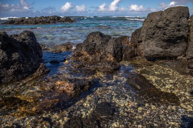 Gündüzleri güzel bir sahil. Lav taşları, beyaz kumlu plajlarla yer değiştiriyor. Hint Okyanusu 'ndaki bir adanın kıyı manzarası, birden bire, Trou dEau Douce, Mauritius, Afrika