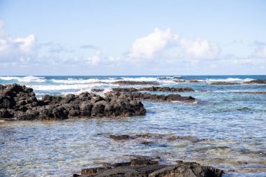 Gündüzleri güzel bir sahil. Lav taşları, beyaz kumlu plajlarla yer değiştiriyor. Hint Okyanusu 'ndaki bir adanın kıyı manzarası, birden bire, Trou dEau Douce, Mauritius, Afrika