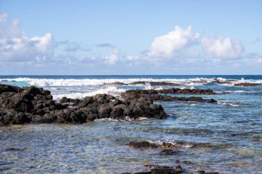 Gündüzleri güzel bir sahil. Lav taşları, beyaz kumlu plajlarla yer değiştiriyor. Hint Okyanusu 'ndaki bir adanın kıyı manzarası, birden bire, Trou dEau Douce, Mauritius, Afrika