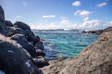Gündüzleri güzel bir sahil. Lav taşları, beyaz kumlu plajlarla yer değiştiriyor. Hint Okyanusu 'ndaki bir adanın kıyı manzarası, birden bire, Trou dEau Douce, Mauritius, Afrika