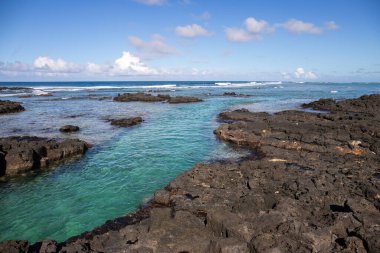 Gündüzleri güzel bir sahil. Lav taşları, beyaz kumlu plajlarla yer değiştiriyor. Hint Okyanusu 'ndaki bir adanın kıyı manzarası, birden bire, Trou dEau Douce, Mauritius, Afrika