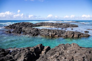 Gündüzleri güzel bir sahil. Lav taşları, beyaz kumlu plajlarla yer değiştiriyor. Hint Okyanusu 'ndaki bir adanın kıyı manzarası, birden bire, Trou dEau Douce, Mauritius, Afrika