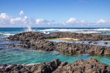 Gündüzleri güzel bir sahil. Lav taşları, beyaz kumlu plajlarla yer değiştiriyor. Hint Okyanusu 'ndaki bir adanın kıyı manzarası, birden bire, Trou dEau Douce, Mauritius, Afrika