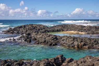 Gündüzleri güzel bir sahil. Lav taşları, beyaz kumlu plajlarla yer değiştiriyor. Hint Okyanusu 'ndaki bir adanın kıyı manzarası, birden bire, Trou dEau Douce, Mauritius, Afrika