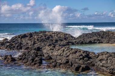Gündüzleri güzel bir sahil. Lav taşları, beyaz kumlu plajlarla yer değiştiriyor. Hint Okyanusu 'ndaki bir adanın kıyı manzarası, birden bire, Trou dEau Douce, Mauritius, Afrika