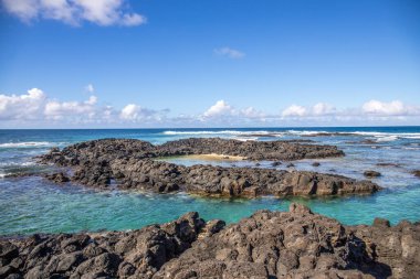 Gündüzleri güzel bir sahil. Lav taşları, beyaz kumlu plajlarla yer değiştiriyor. Hint Okyanusu 'ndaki bir adanın kıyı manzarası, birden bire, Trou dEau Douce, Mauritius, Afrika