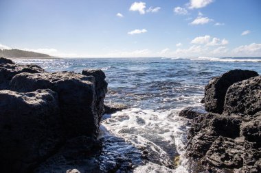 Gündüzleri güzel bir sahil. Lav taşları, beyaz kumlu plajlarla yer değiştiriyor. Hint Okyanusu 'ndaki bir adanın kıyı manzarası, birden bire, Trou dEau Douce, Mauritius, Afrika