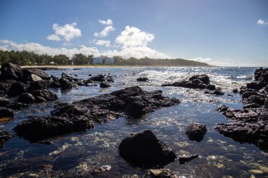 Gündüzleri güzel bir sahil. Lav taşları, beyaz kumlu plajlarla yer değiştiriyor. Hint Okyanusu 'ndaki bir adanın kıyı manzarası, birden bire, Trou dEau Douce, Mauritius, Afrika