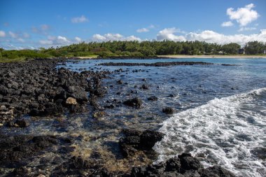 Gündüzleri güzel bir sahil. Lav taşları, beyaz kumlu plajlarla yer değiştiriyor. Hint Okyanusu 'ndaki bir adanın kıyı manzarası, birden bire, Trou dEau Douce, Mauritius, Afrika