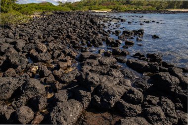 Gündüzleri güzel bir sahil. Lav taşları, beyaz kumlu plajlarla yer değiştiriyor. Hint Okyanusu 'ndaki bir adanın kıyı manzarası, birden bire, Trou dEau Douce, Mauritius, Afrika