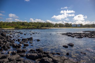 Gündüzleri güzel bir sahil. Lav taşları, beyaz kumlu plajlarla yer değiştiriyor. Hint Okyanusu 'ndaki bir adanın kıyı manzarası, birden bire, Trou dEau Douce, Mauritius, Afrika