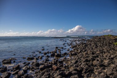 Gündüzleri güzel bir sahil. Lav taşları, beyaz kumlu plajlarla yer değiştiriyor. Hint Okyanusu 'ndaki bir adanın kıyı manzarası, birden bire, Trou dEau Douce, Mauritius, Afrika