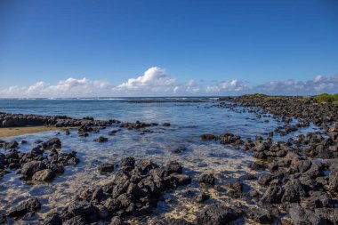 Gündüzleri güzel bir sahil. Lav taşları, beyaz kumlu plajlarla yer değiştiriyor. Hint Okyanusu 'ndaki bir adanın kıyı manzarası, birden bire, Trou dEau Douce, Mauritius, Afrika