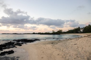 Sabahları kumlu harika bir sahil. Hint Okyanusu 'nda bir ada, deniz manzaralı fotoğraf ya da deniz manzaralı deniz manzaralı. Sahilde küçük lav kayaları var Trou d 'Eau Douce, Mauritius