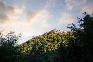 Dağda muhteşem bir gün batımı. Akdeniz 'deki bir dağ köyünün muhteşem manzarası. Güzel Akdeniz manzarası. Moenice, Istria, Hırvatistan 'ı görebilirsiniz.