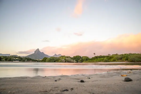 Nehirde bir körfez. Bir tatil adasında pastel renkli günbatımında rüya kumsalı. Mauritius adasındaki sığ plaj, Tamarin.