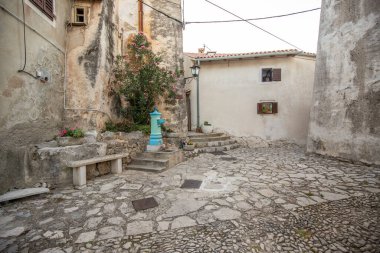 Eski, tarihi, rüya gibi dağ köyü. Dar sokaklar, romantik bir ortamda eski evler. Moenice, Moscenicka Draga, Istria, Hırvatistan küçük yolları ve meydanları olan güzel manzaralı bir yer.