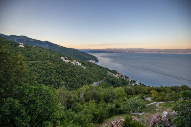 Dağda muhteşem bir gün batımı. Akdeniz 'deki bir dağ köyünün muhteşem manzarası. Güzel Akdeniz manzarası. Moenice, Istria, Hırvatistan 'ı görebilirsiniz.