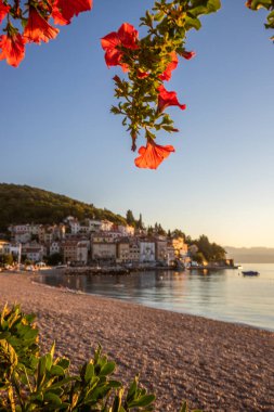 Akdeniz 'deki güzel bir köyün tarihi ufuk çizgisi, sabah kumsalda ve denizde gün doğumunda çekildi. Moenika Draga, Moscenicka Draga, Istria, Hırvatistan 'da rüya limanı manzarası