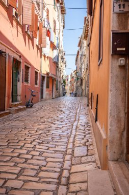 Eski tarihi rüya gibi sokaklar. Romantik bir turistik bölgede güzel evler ve iş yerleri. Rovinj, Istria, Hırvatistan 'da güzel manzaralı sokaklar ve küçük meydanlar