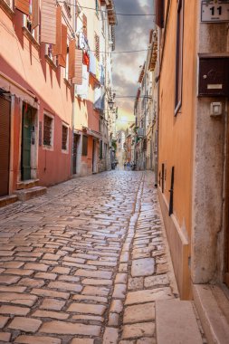 Eski tarihi rüya gibi sokaklar. Romantik bir turistik bölgede güzel evler ve iş yerleri. Rovinj, Istria, Hırvatistan 'da güzel manzaralı sokaklar ve küçük meydanlar